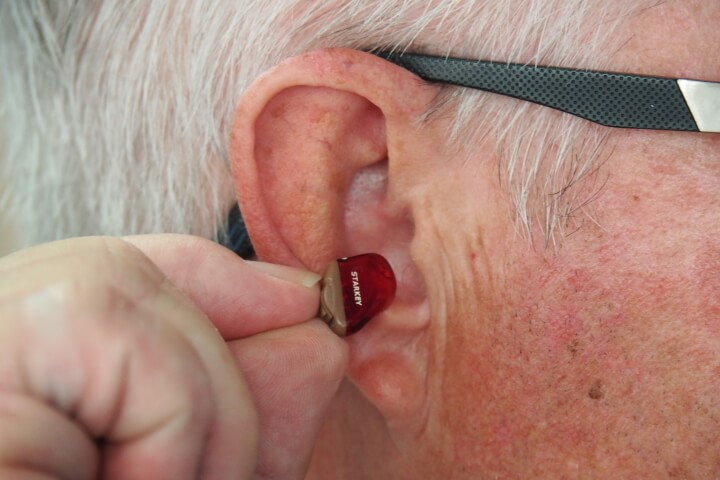 Problemy ze słuchem u osób starszych – jak sobie z nimi poradzić?